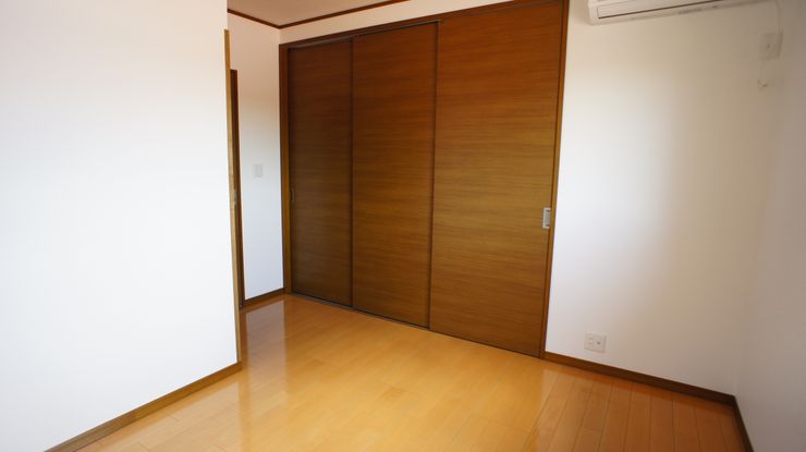 S邸 マルモコハウス Moderne Ankleidezimmer