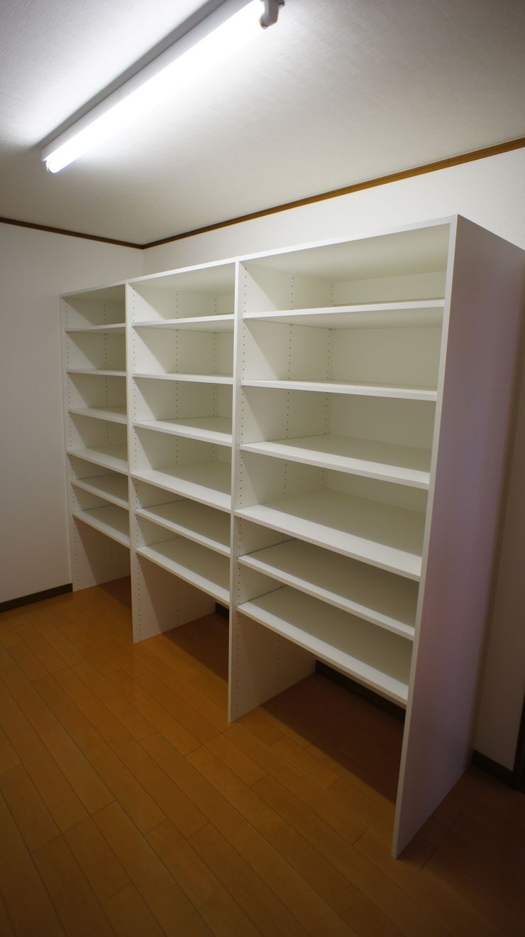 S邸 マルモコハウス Moderne Ankleidezimmer