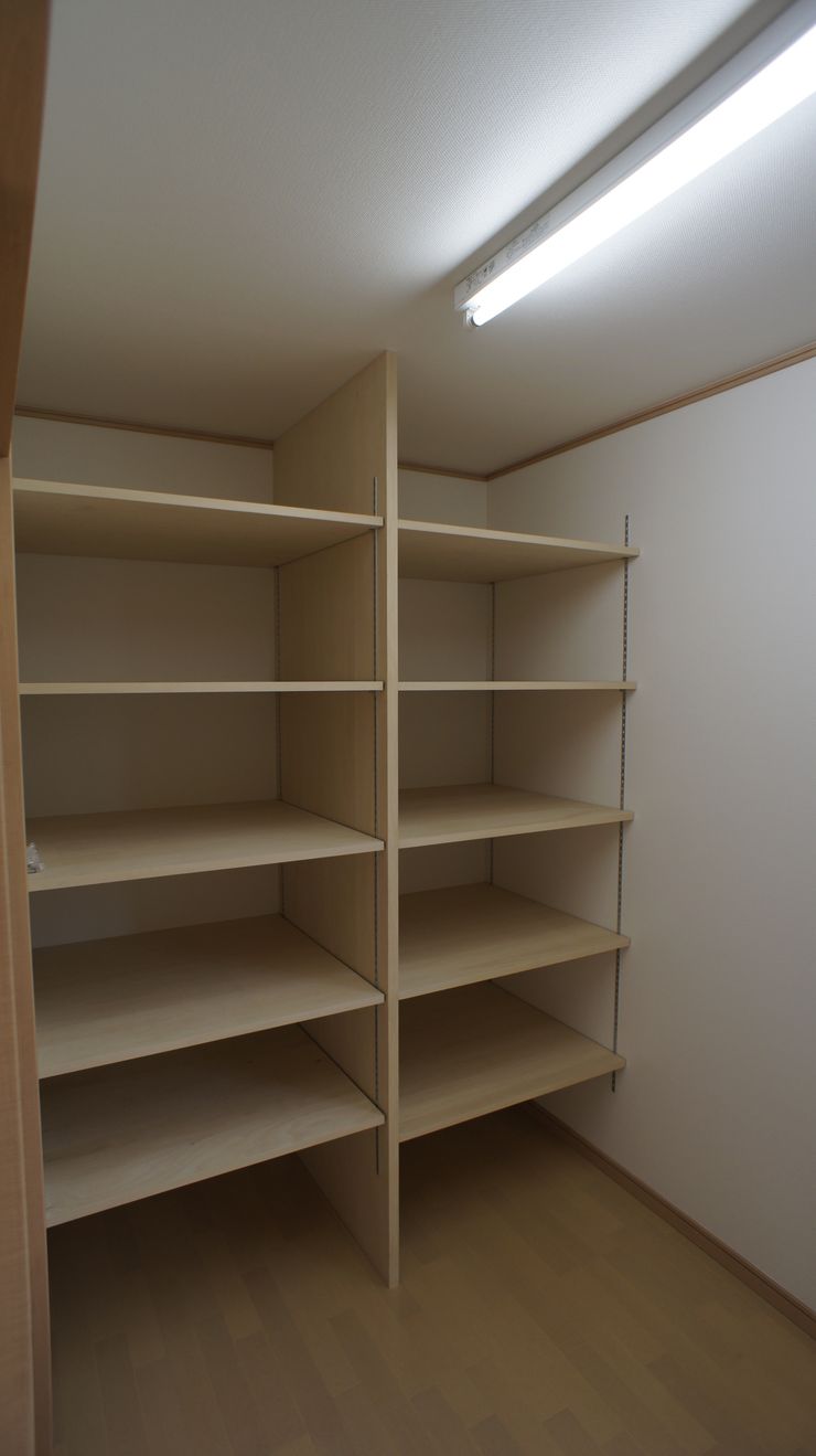 SK邸 マルモコハウス Moderne Ankleidezimmer