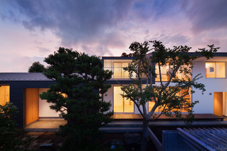 平屋と二階建てが土間で繋がる二世帯住宅 Homify