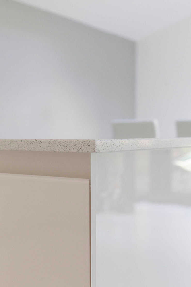 Henley On Thames - Handleless Glass Kitchen cu_cucine Кухня