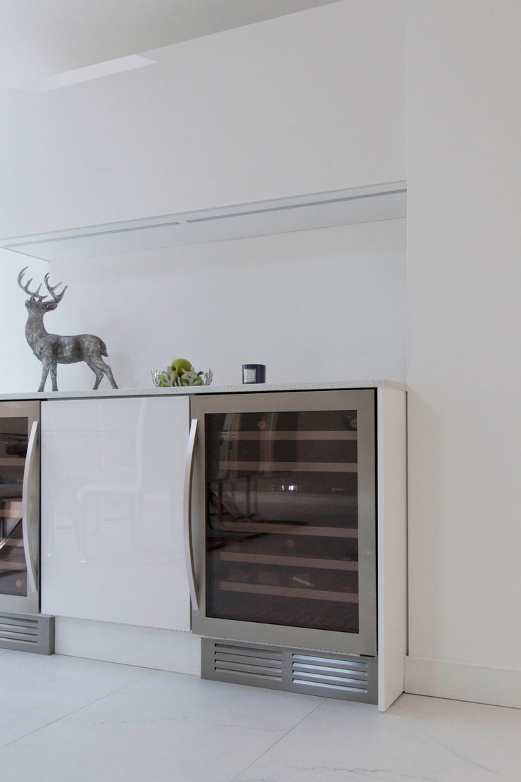 Henley On Thames - Handleless Glass Kitchen cu_cucine Кухня