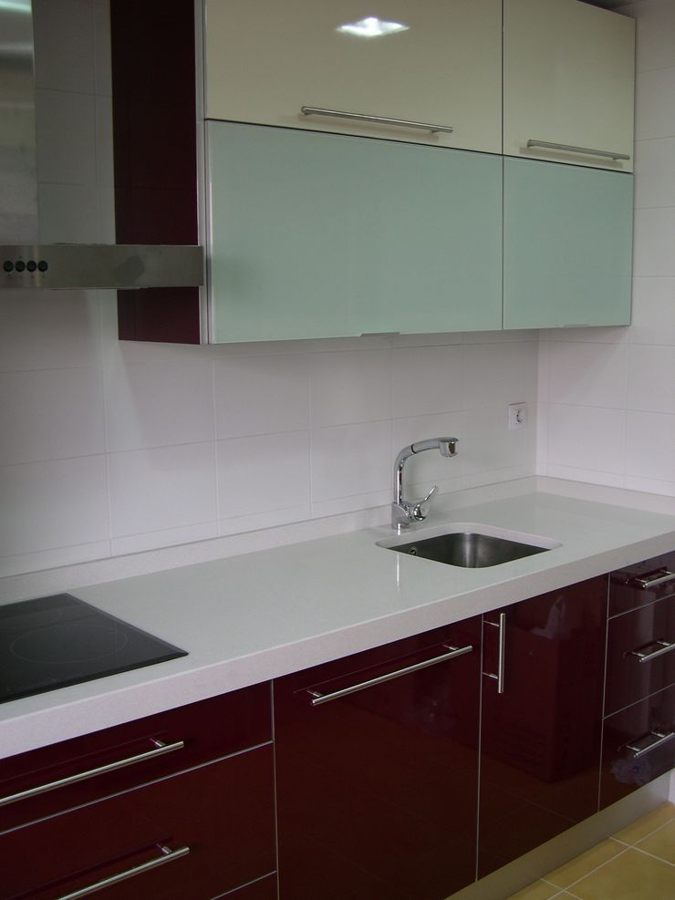 Cocina en laminado alto brillo color granate | homify