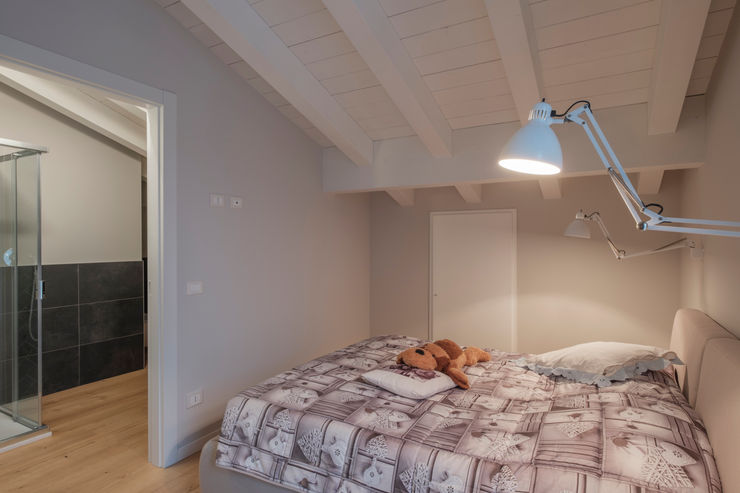 VILLE COLOMBERA – FINITURE ed INTERIOR DESIGN, Contemporaneo/Moderno 2.0 2P COSTRUZIONI srl Camera da letto moderna