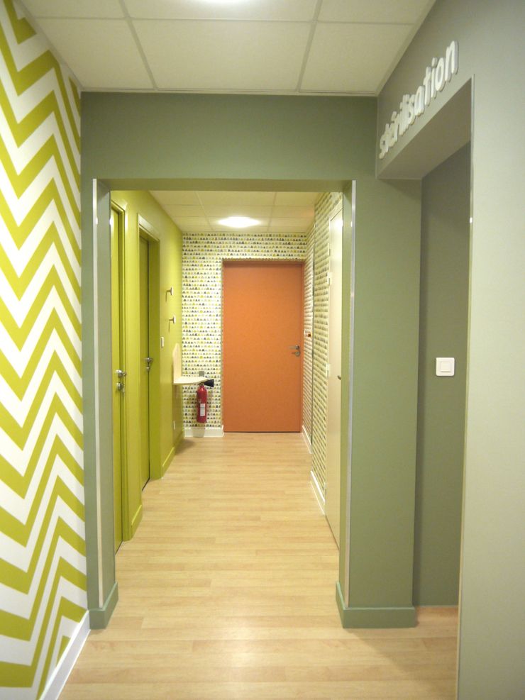 MIINT - design d'espace & décoration Cliniche in stile eclettico Variopinto