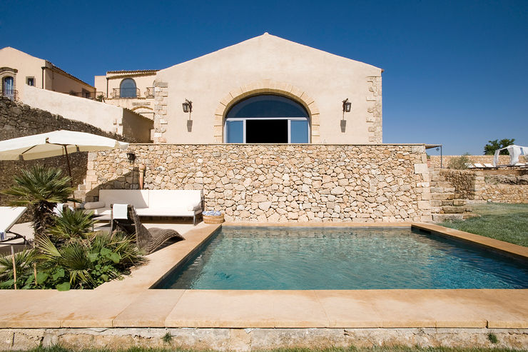 Masseria Vendicari, Sicilia (Giacomo Foti Photographer) Giacomo Foti Photographer Piscina in stile mediterraneo