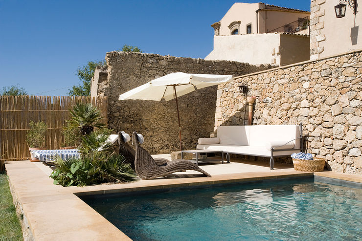 Masseria Vendicari, Sicilia (Giacomo Foti Photographer) Giacomo Foti Photographer Piscina in stile mediterraneo