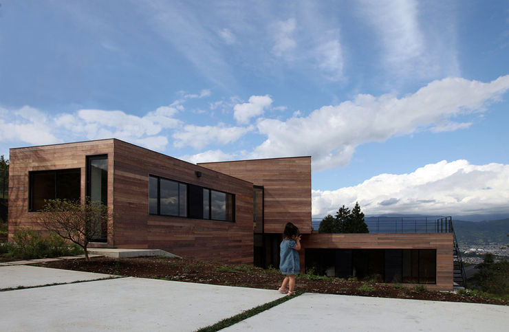 Casa singola fatta con containers navali. Green Living Ltd Case moderne