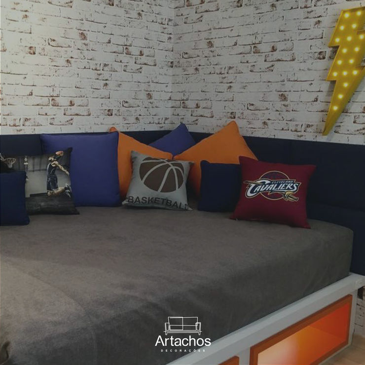 Cama e cabeceira em quarto jovem Artachos Decorações Quarto de criançasCamas e berços