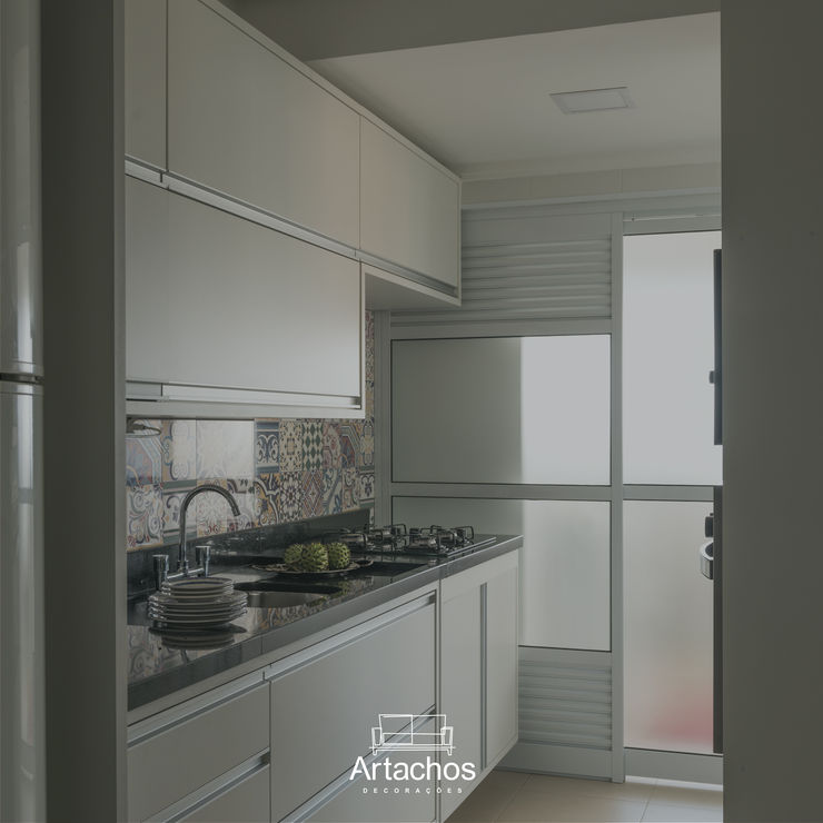 Cozinha com marcenaria sob medida Artachos Decorações CozinhaArmários e estantes