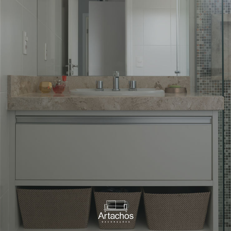 Banheiro com marcenaria sob medida Artachos Decorações BanheiroArmários