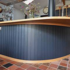 Oak Kitchen with curved detail: colonial Kitchen by HOUT
