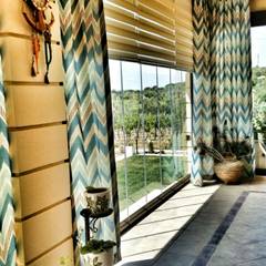 Country style balcony, veranda & terrace homify.