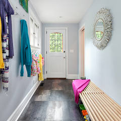 Mudroom: modern Corridor, hallway &amp; stairs by Clean Design