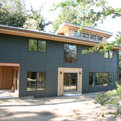 Modern design with panel siding.: modern Houses by Linwood Green Homes