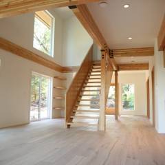 Modern style home with fir beams. : modern Living room by Linwood 