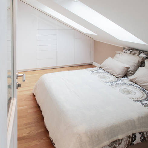 Moderne schlafzimmer im dachgeschoss
