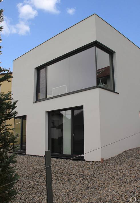Kleines wohnhaus in schwarz weiÃ