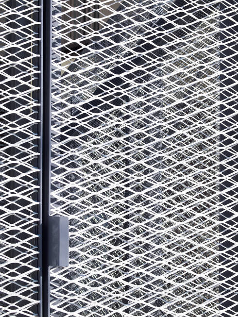 Puertas y ventanas de estilo industrial por atelier CHOCOLATE