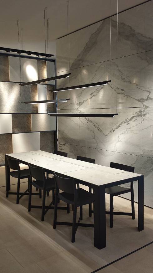 Paredes y pisos de estilo moderno por Grassi Pietre srl