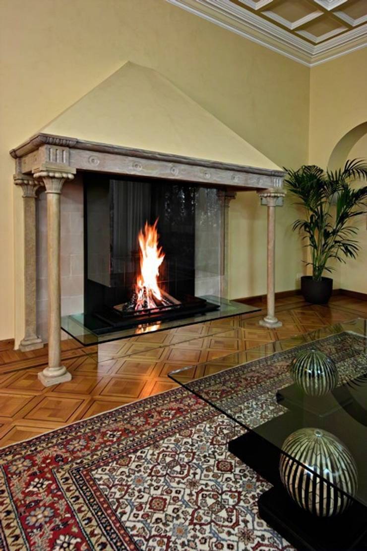 Cheminée moderne en verre dans une grande cheminée italienne par ...