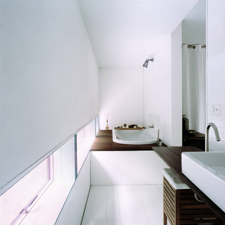 Baños de estilo translation missing: mx.style.baños.minimalista por Cattaneo Brindelli architetti associati