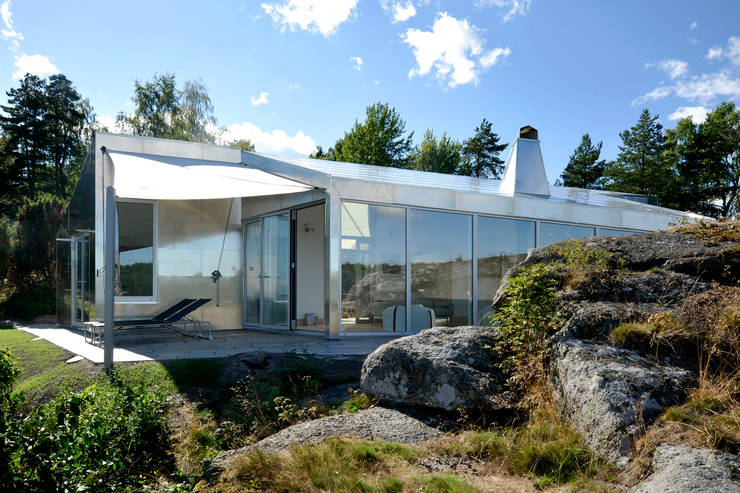 aluminium verkleidung mit kleinen Fenstern asymmetrische Bauvolumen