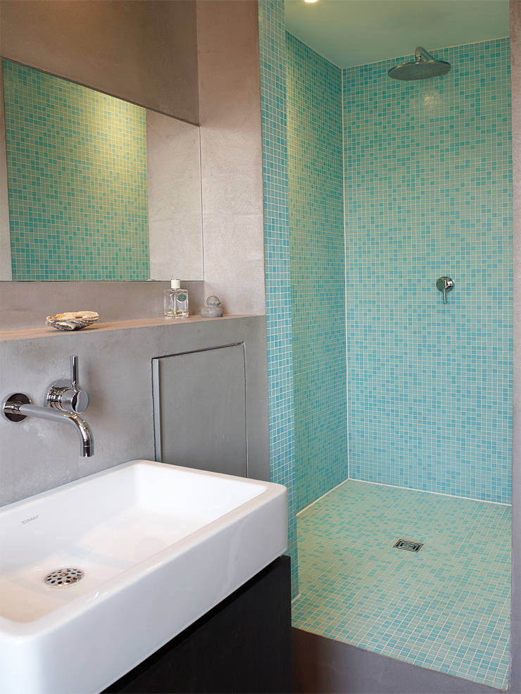Bad mit dusche im denkmalgeschützten altbau moderne badezimmer von
