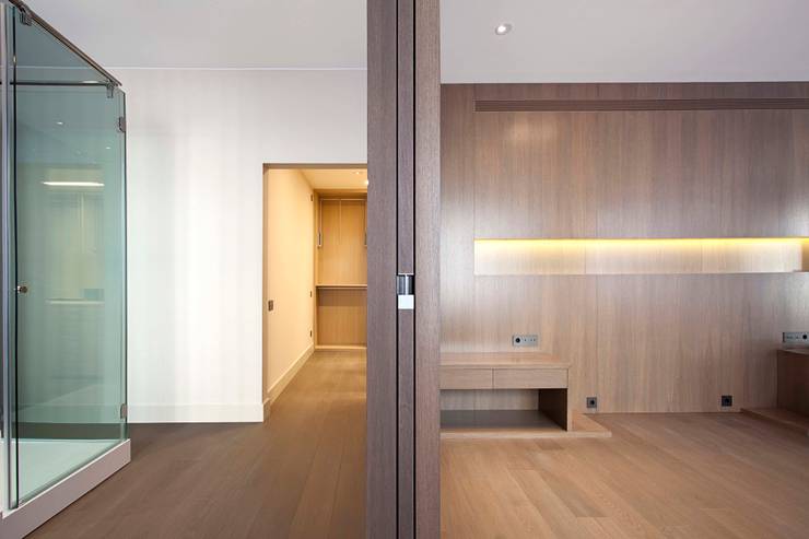 Rehabilitación de ático en Turó Park, Barcelona: Dormitorios de estilo minimalista de MANO Arquitectura