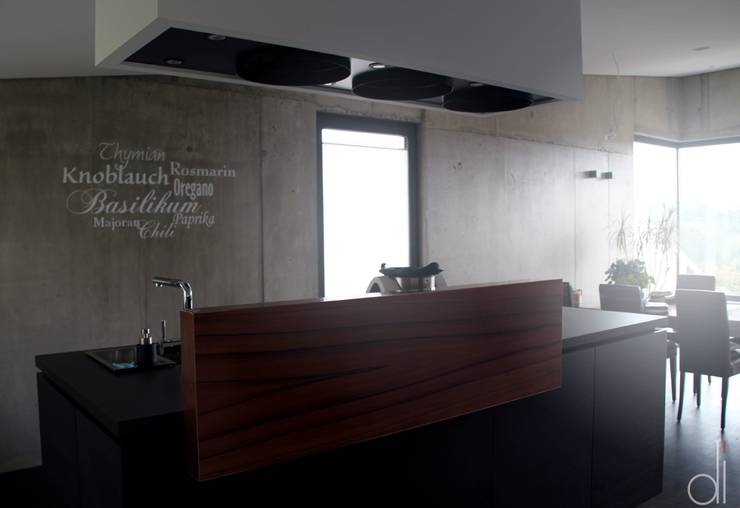 Kleines wohnhaus in schwarz weiÃ