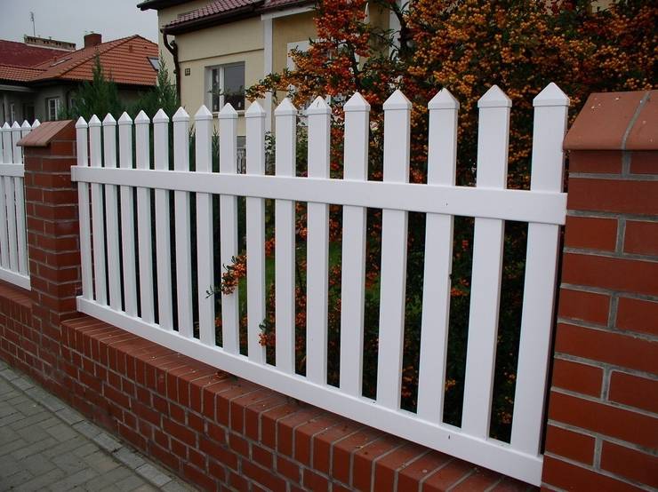 25 Tipos de rejas y muros para cerrar el patio con estilo