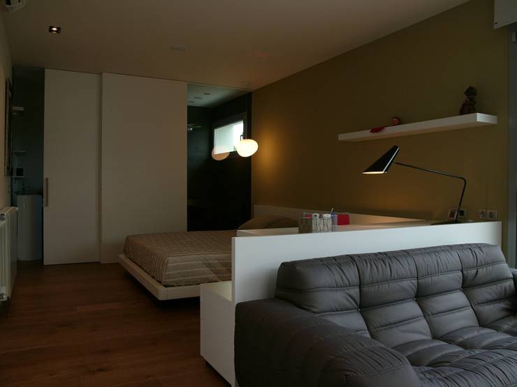CASA UNIFAMILIAR AISLADA EN GIRONA: Dormitorios de estilo moderno de KITS INTERIORISME