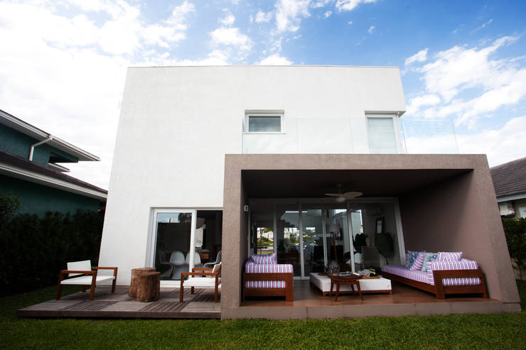 Una casa semplice fuori, ma piena di sorprese dentro! Balcone disegno Minimalistas