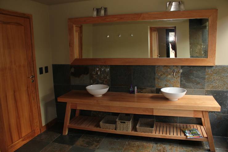 La madera como protagonista en 10 baños de diseño