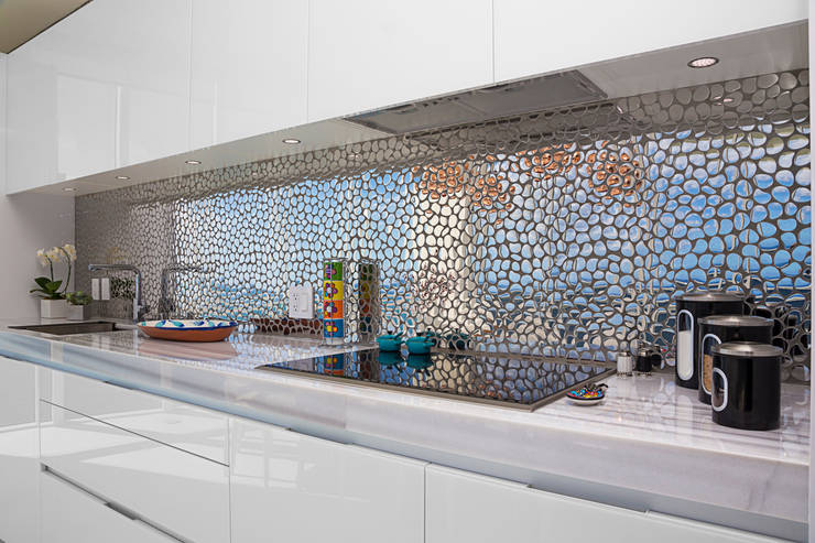 Cocinas de estilo moderno por Infinity Spaces