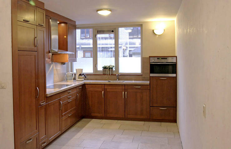 Keukenkasten verven: keuken overspuiten keukenrenovatie.