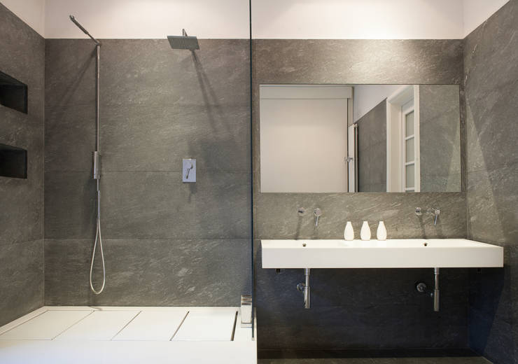 Baños de estilo translation missing: mx.style.baños.minimalista por 3C+M architettura