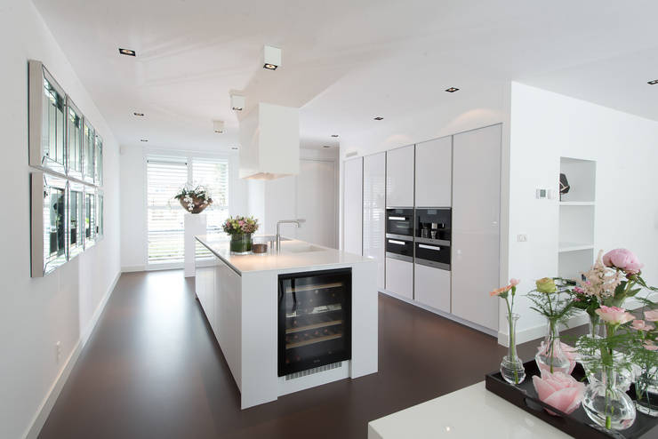 Moderne strakke greeploze witte tieleman keuken by tieleman ...