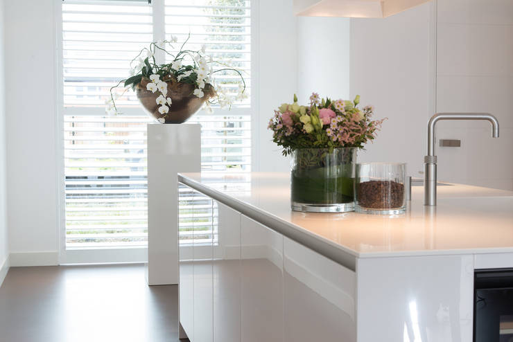 Moderne strakke greeploze witte tieleman keuken by tieleman ...