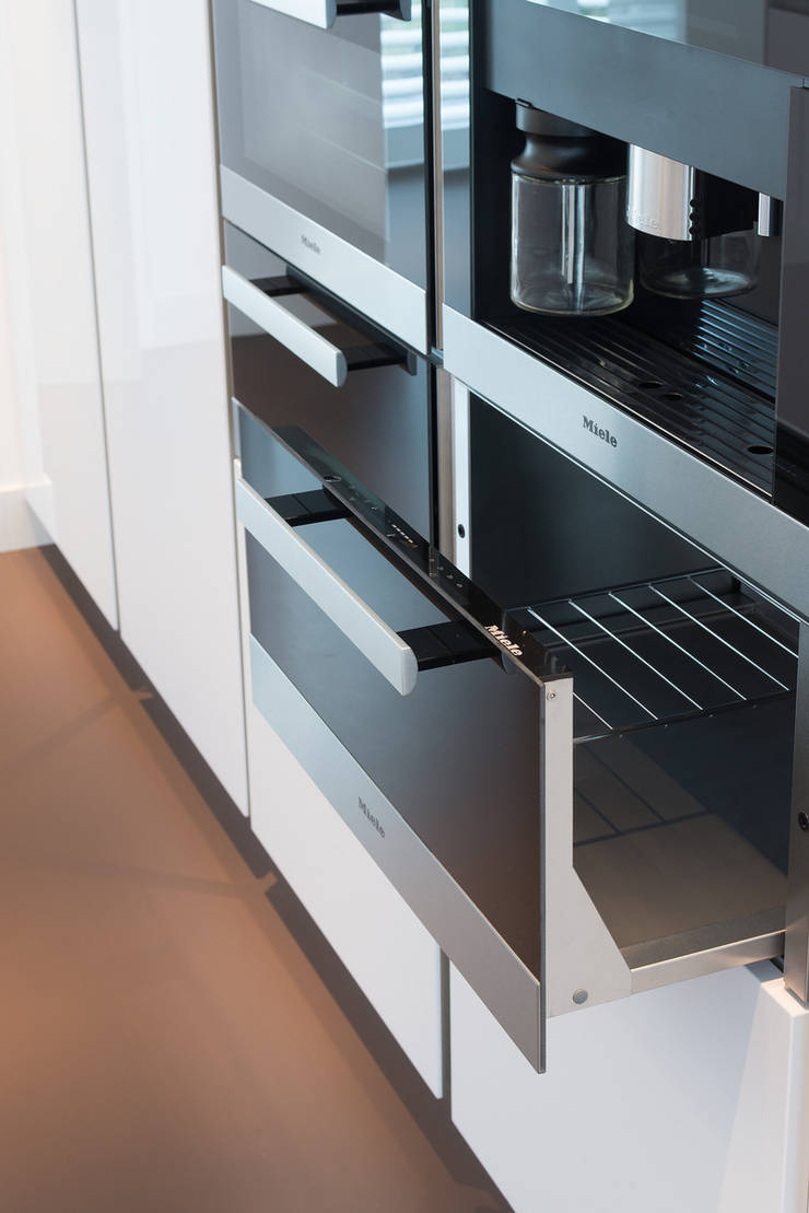 Moderne strakke greeploze witte tieleman keuken door tieleman ...