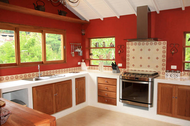 Cocinas de estilo colonial por FLAVIO BERREDO ARQUITETURA E CONSTRUÇÃO