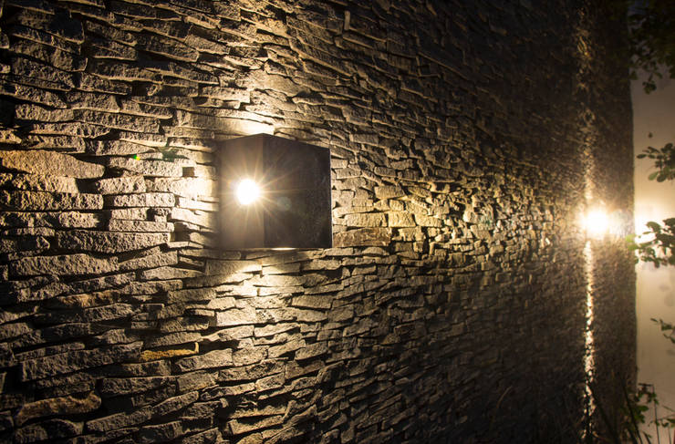 Paredes y pisos de estilo moderno por INDICO