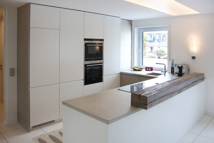 Küchenarbeitsplatte in einer münchner dachgeschoßwohnung moderne