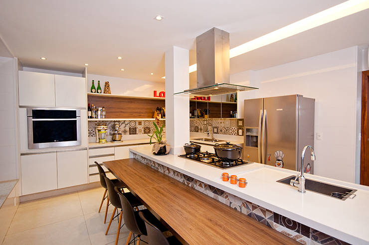 Cocinas de estilo moderno por Adoro Arquitetura