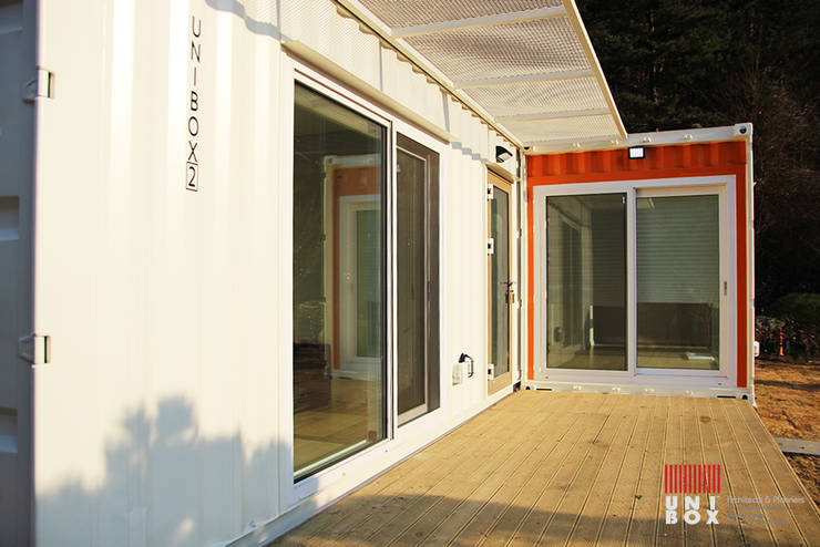 Casas de estilo moderno por  (주)감동C&D 유니박스