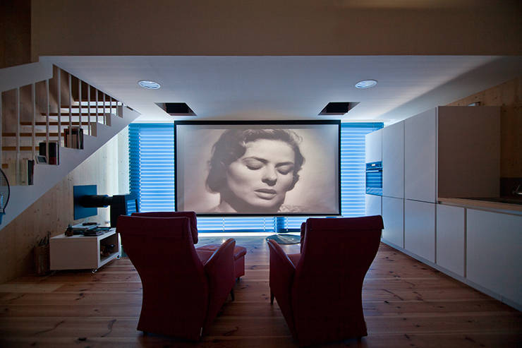 Salas multimedia de estilo moderno por MapOut