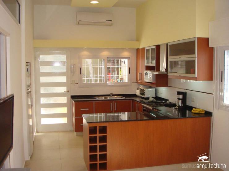 Cocinas de estilo moderno por Somos Arquitectura
