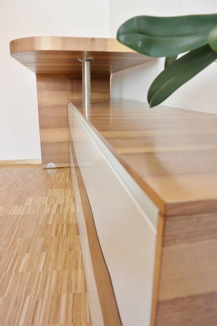 Büroeinrichtung und sideboard in nussbaum furniert mit drehbarem ...