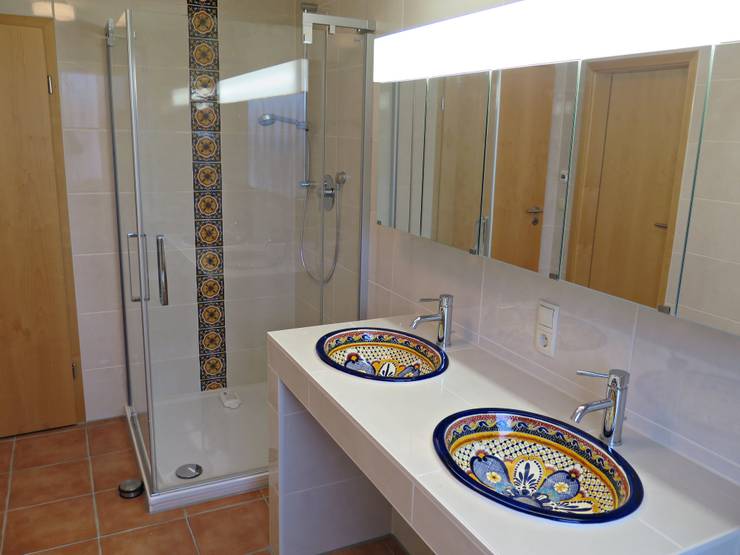 Originelle handbemalte Waschbecken für die Gäste-Toilette von