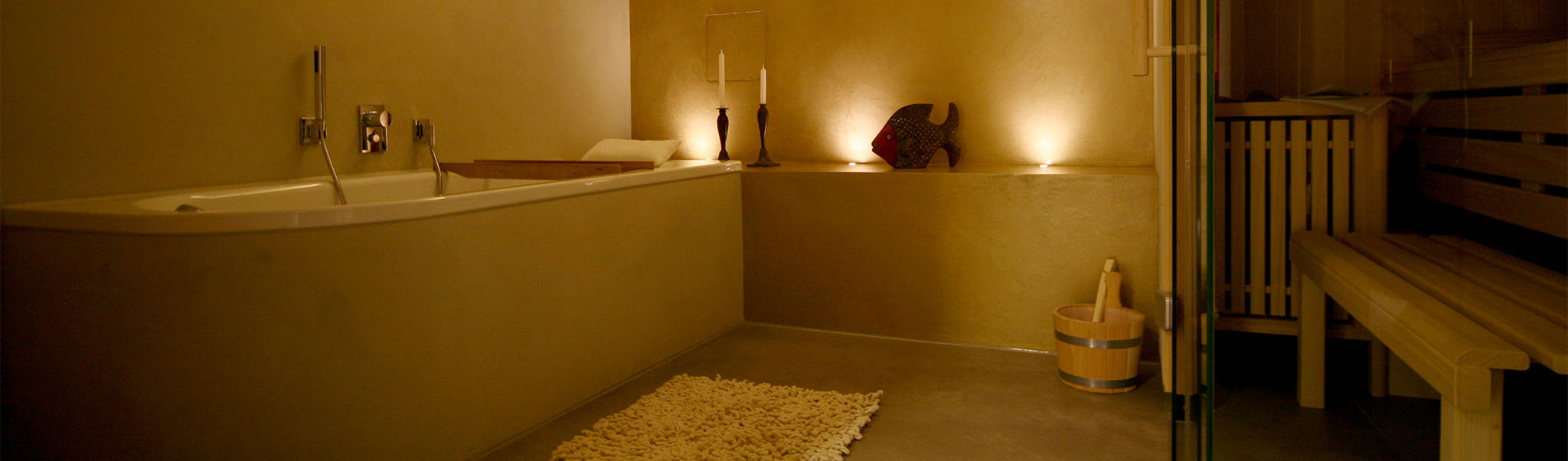 Für Meeresliebhaber: Bodengleiche Walk-In-Dusche mit integriertem ... Für Meeresliebhaber: Bodengleiche Walk-In-Dusche mit integriertem ...